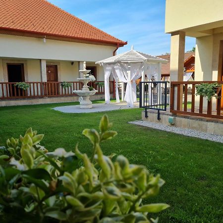 Toroes Panzio Bed & Breakfast Szabolcs Bagian luar foto