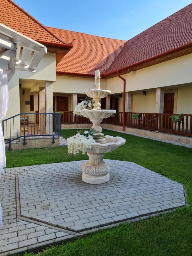 Toroes Panzio Bed & Breakfast Szabolcs Bagian luar foto