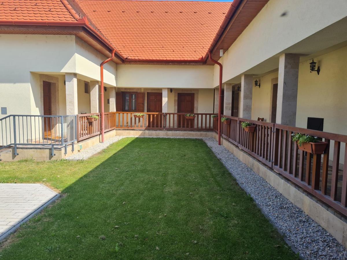 Toroes Panzio Bed & Breakfast Szabolcs Bagian luar foto